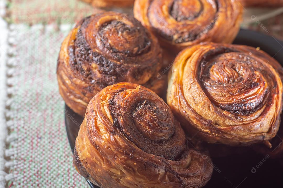 Fazendo rolos de canela a partir do zero. Doces e deliciosos doces conhecidos como pães da manhã..