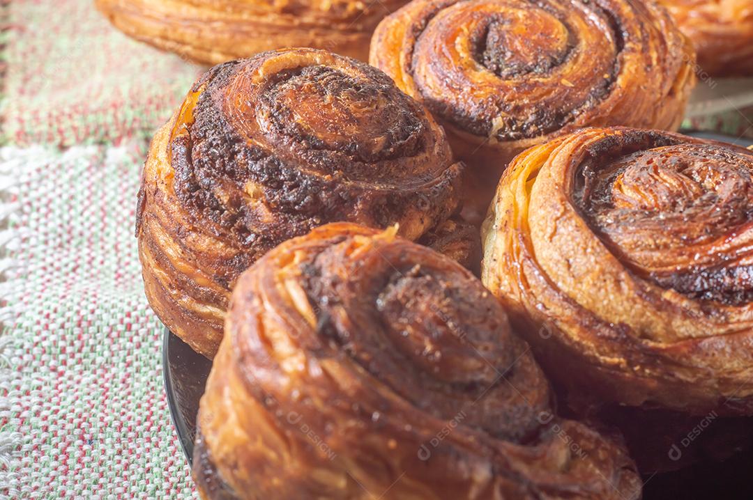 Fazendo rolos de canela a partir do zero. Doces e deliciosos doces conhecidos como pães da manhã..