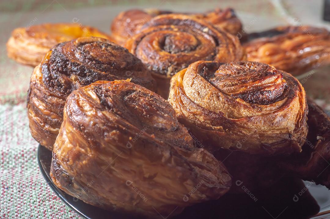 Fazendo rolos de canela a partir do zero. Doces e deliciosos doces conhecidos como pães da manhã..