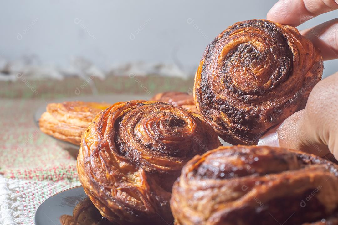 Fazendo rolos de canela a partir do zero. Doces e deliciosos doces conhecidos como pães da manhã..