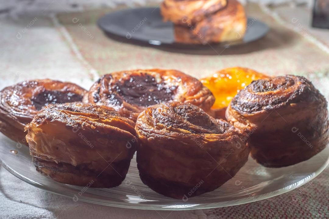 Fazendo rolos de canela a partir do zero. Doces e deliciosos doces conhecidos como pães da manhã..