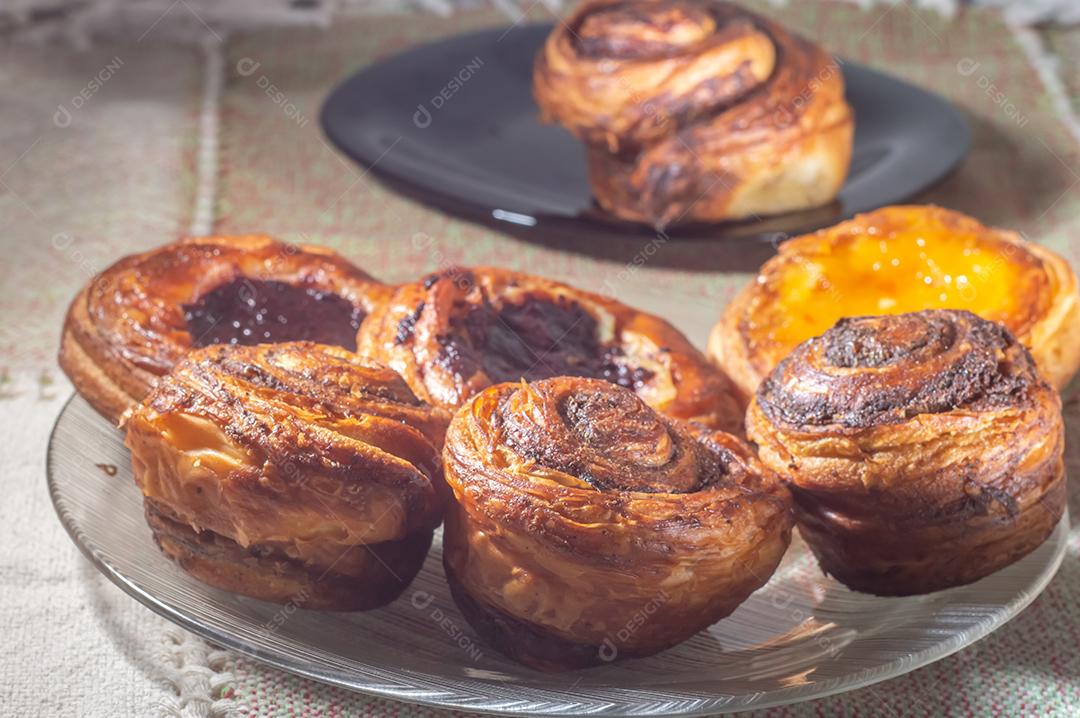 Fazendo rolos de canela a partir do zero. Doces e deliciosos doces conhecidos como pães da manhã..