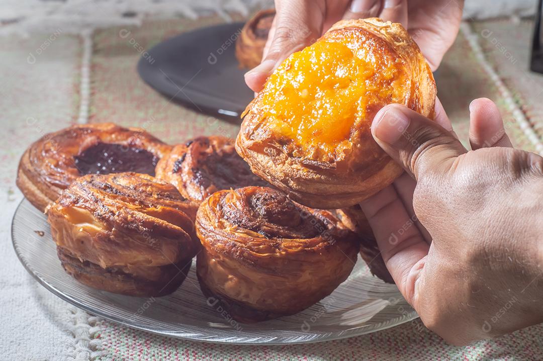 Fazendo rolos de canela a partir do zero. Doces e deliciosos doces conhecidos como pães da manhã..