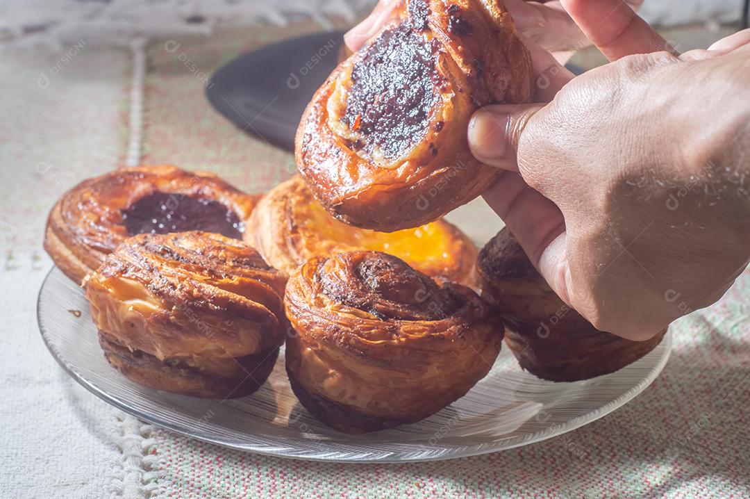 Fazendo rolos de canela a partir do zero. Doces e deliciosos doces conhecidos como pães da manhã..