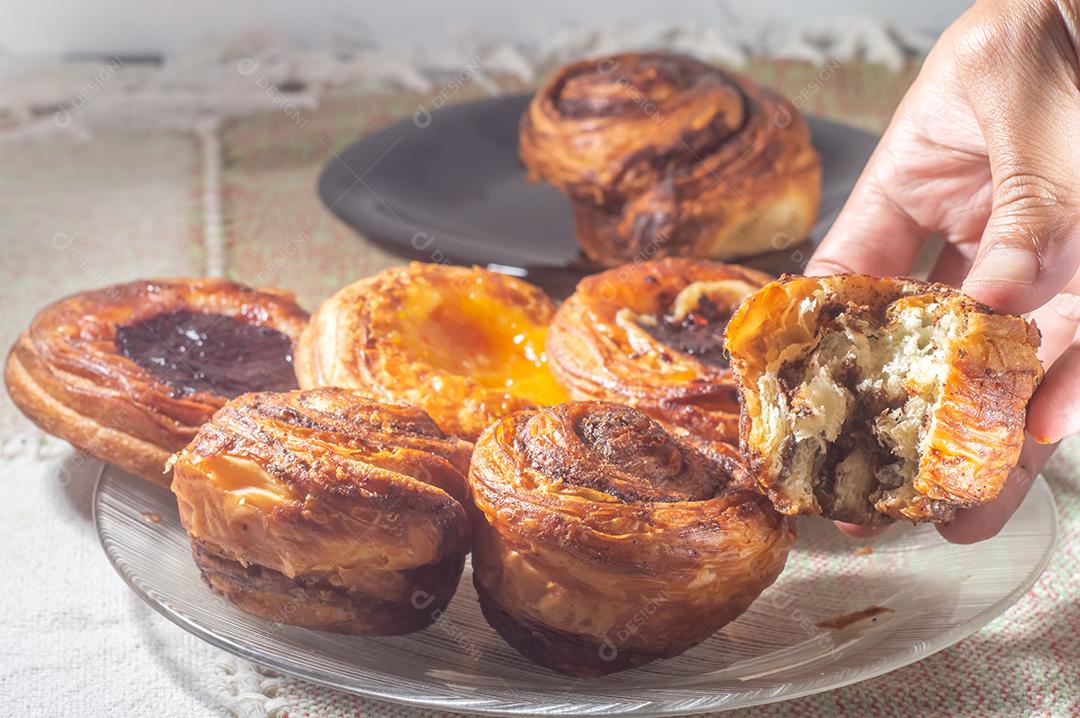 Fazendo rolos de canela a partir do zero. Doces e deliciosos doces conhecidos como pães da manhã..