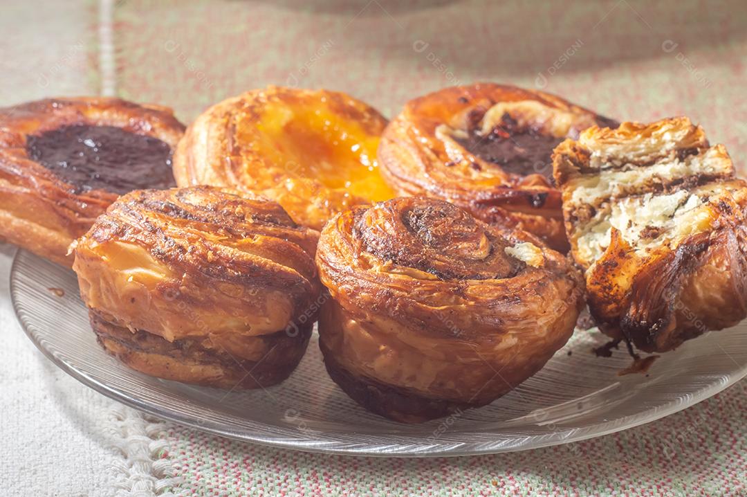Fazendo rolos de canela a partir do zero. Doces e deliciosos doces conhecidos como pães da manhã..