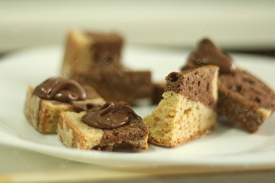 Pedaços de bolo com chocolate sobre prato branco
