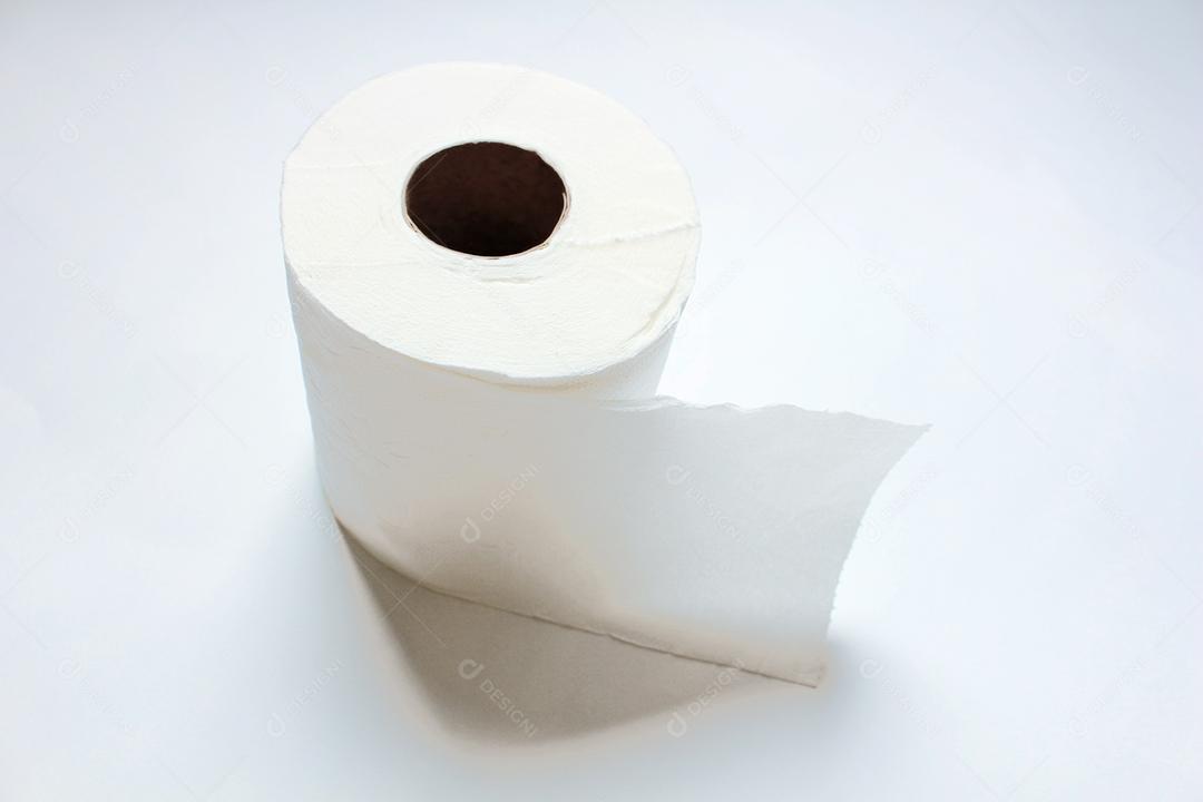 Rolo de Papel Higiênico sobre fundo branco