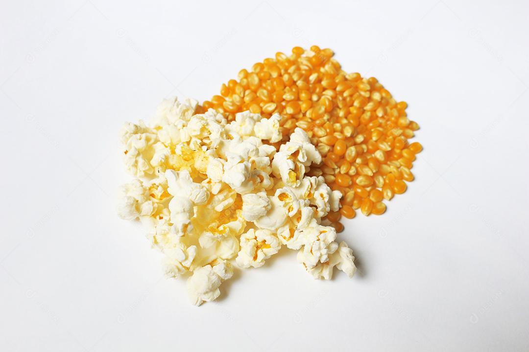 Milho de pipoca comida sobre fundo branco