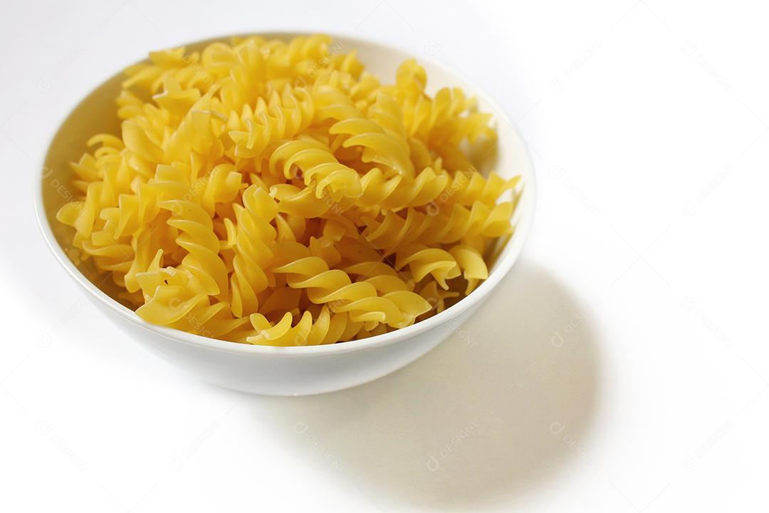 Macarrão parafuso cru enpilhados comida sobre tigela branca