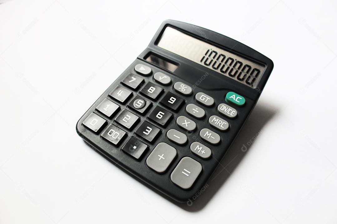 Pessoas usando calculadora sobre fundo branco