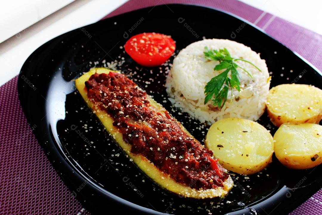 Abobrinhas recheadas Prato de comida preto