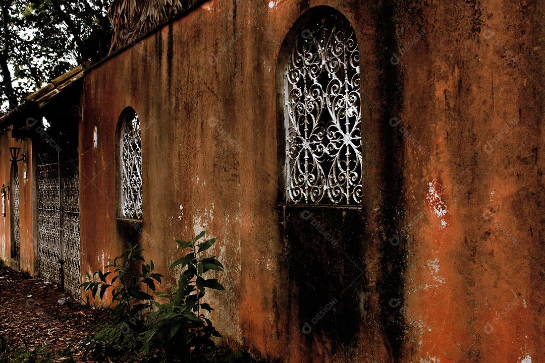 Casa abondonda velha janelas arrebentadas