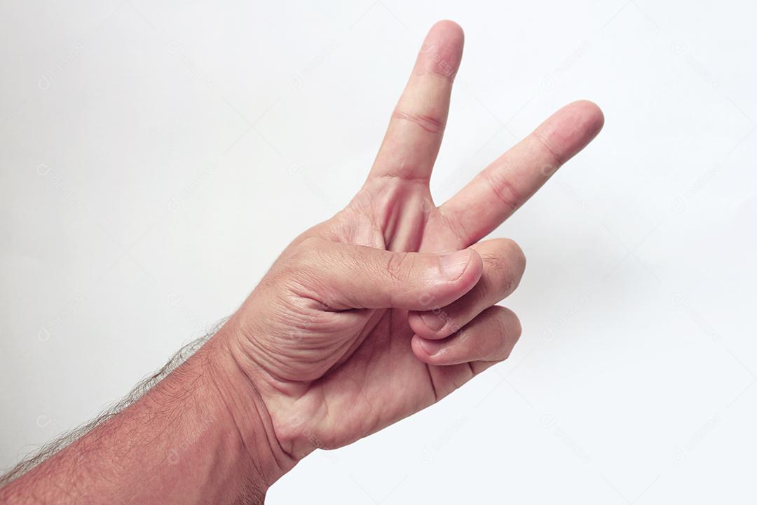 Mãos de pessoas fazendo gesto com as mãos vitoria