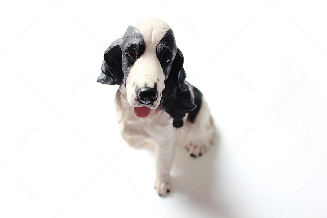 Cachorro escultura estatua sobre fundo branco