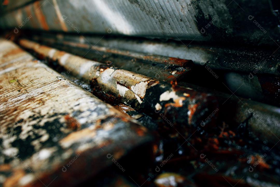 Ferros enferrujados enpilhados