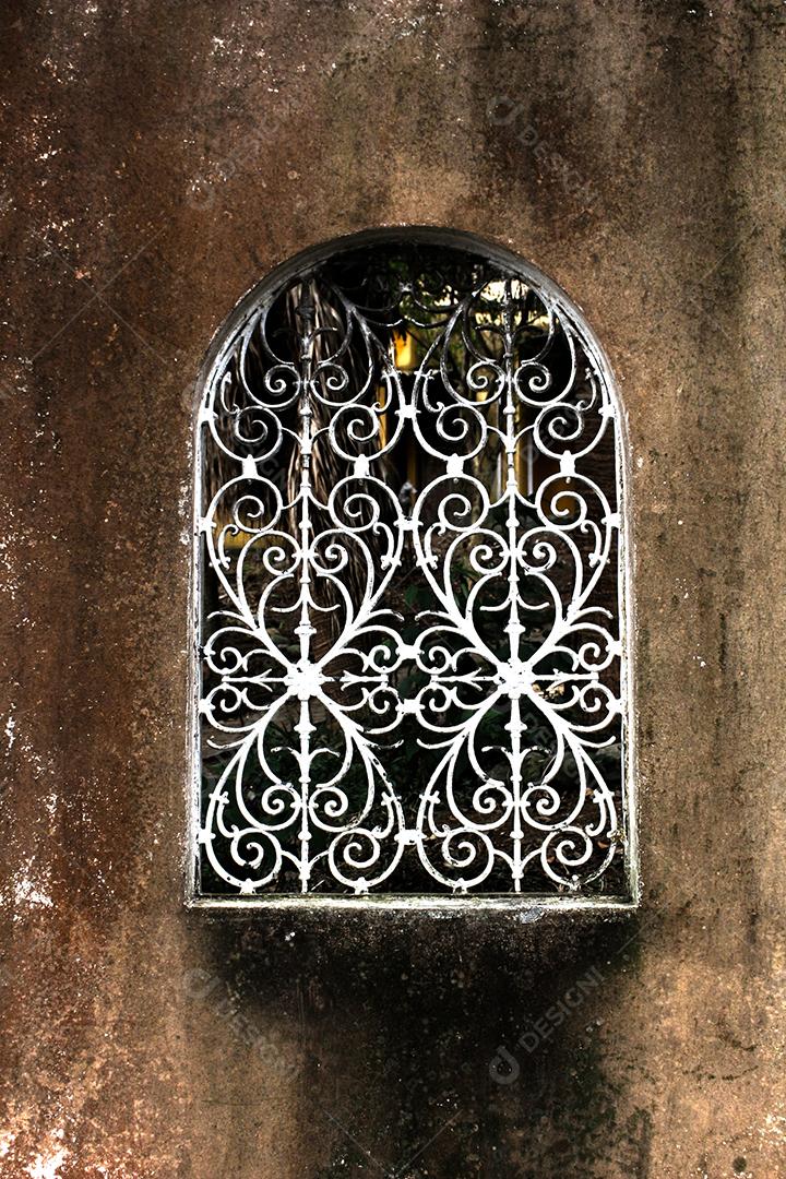 Casa abondonda velha janelas arrebentadas