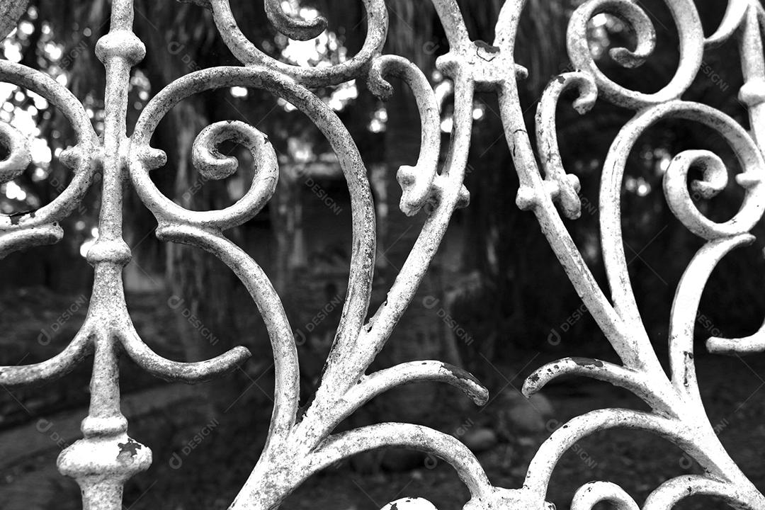 Casa abondonda velha janelas arrebentadas