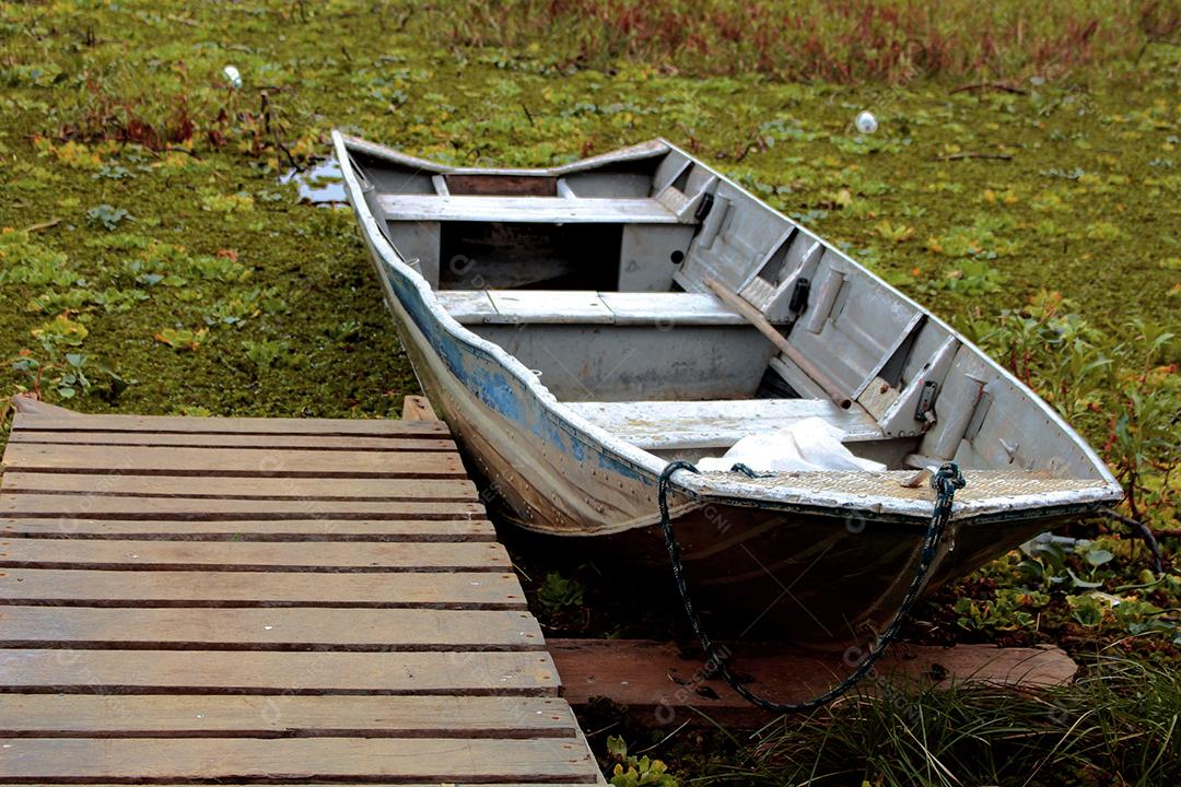 Barco na beira do lado pronto para ser usado sobre chão gramado