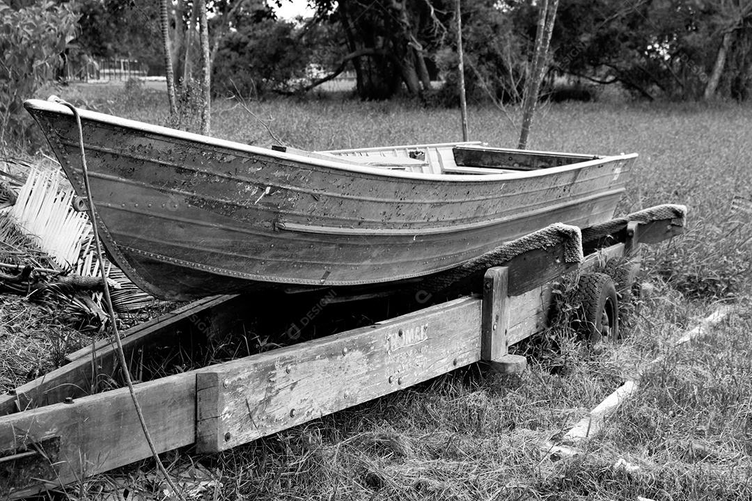 Barco na beira do lado pronto para ser usado sobre chão gramado