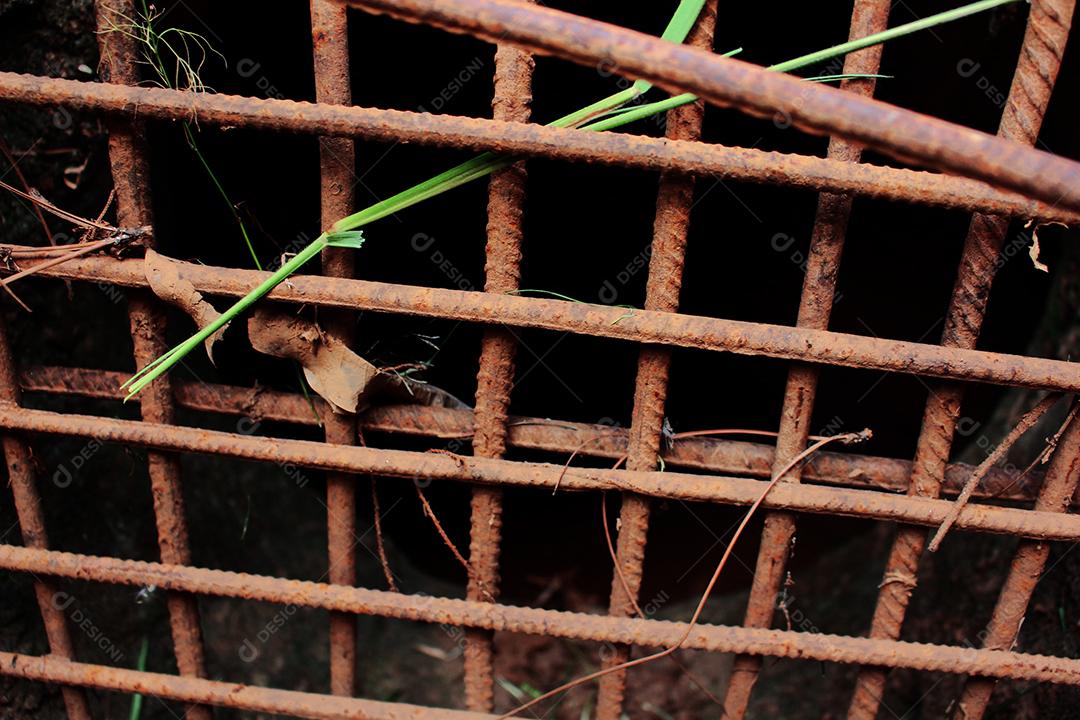 Grades enferrujadas sobre fundo preto