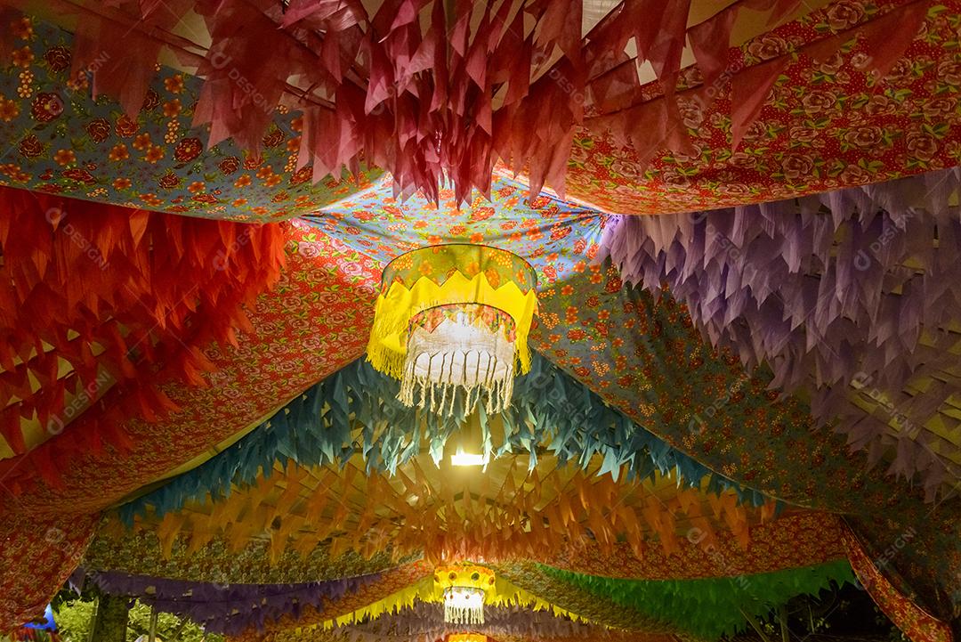 Bandeiras coloridas e balão decorativo para a festa de São João, que acontece em junho no nordeste do Brasil.