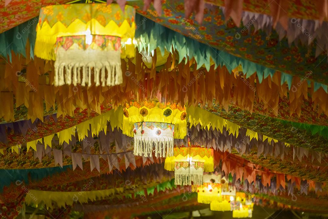 Bandeiras coloridas e balão decorativo para a festa de São João, que acontece em junho no nordeste do Brasil.