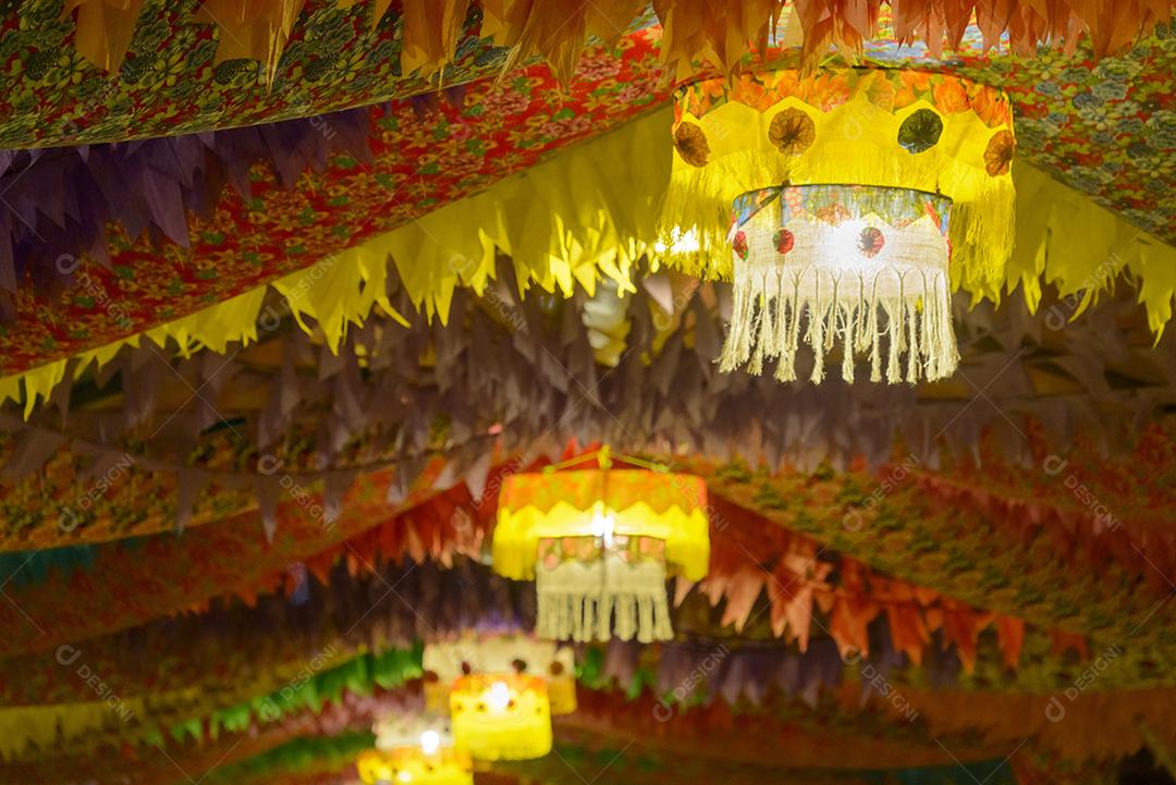 Bandeiras coloridas e balão decorativo para a festa de São João, que acontece em junho no nordeste do Brasil.