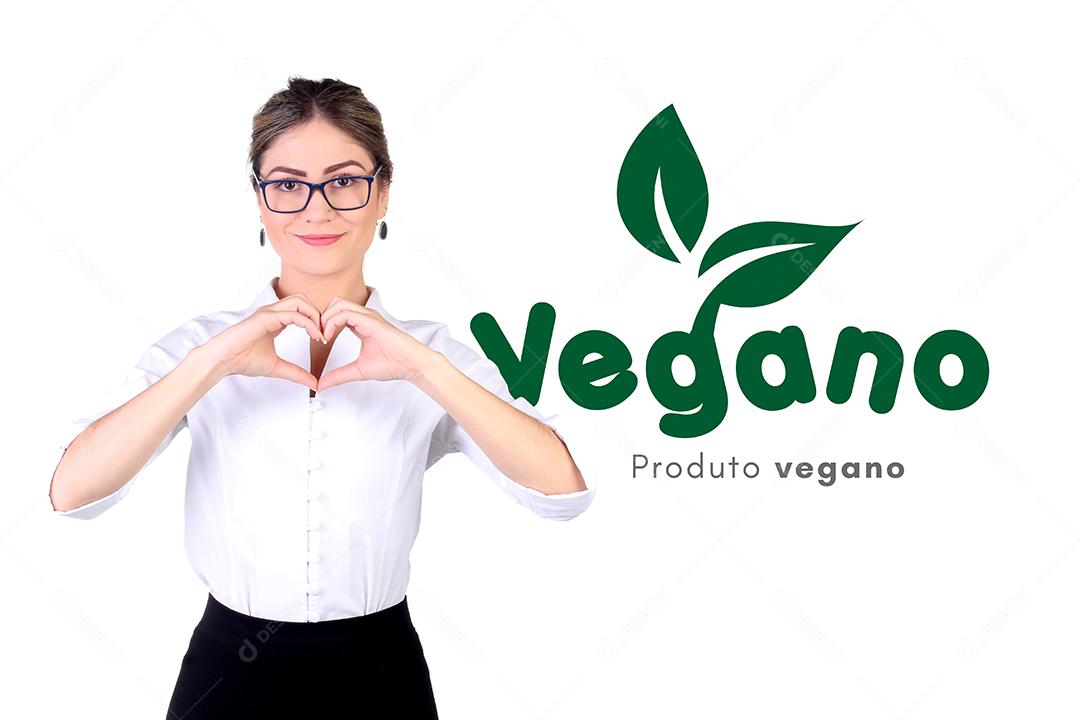 Mulher fazendo gesto de coração vegano