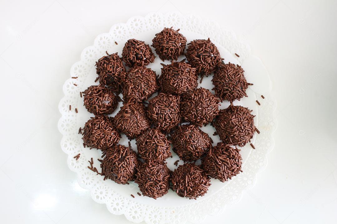 Comida brigadeiro chocolate sobre prato branco