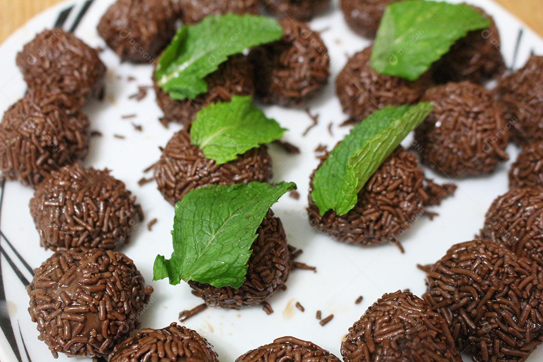 Comida brigadeiro chocolate sobre prato branco