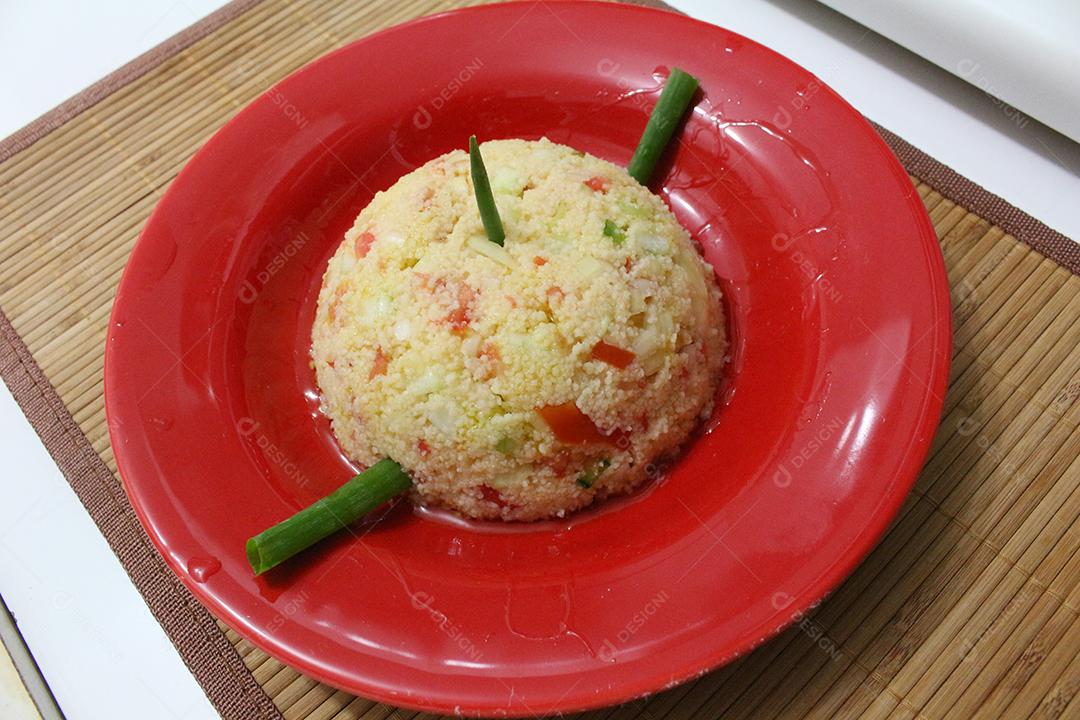 Comida sobre prato de plastico vermelho