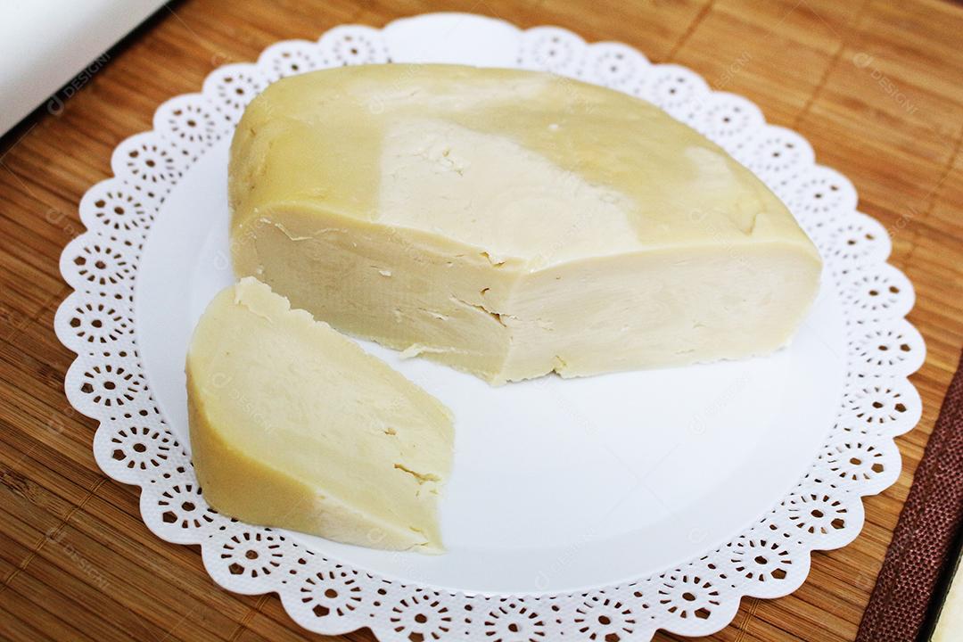 Comida queijo sobre prato branco mesa de madeira