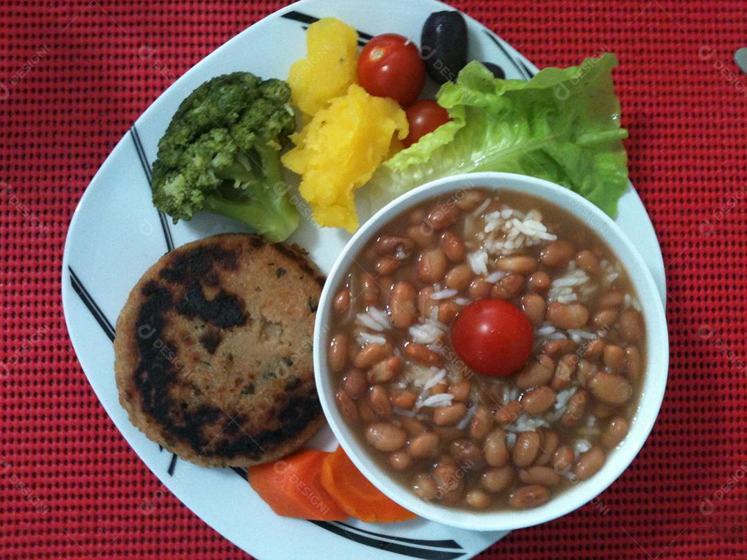 Comida feijão sobre tigela branca salada