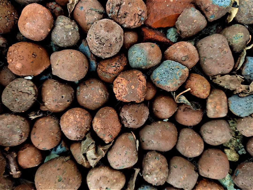 Pedras sobre floresta chão pedreira