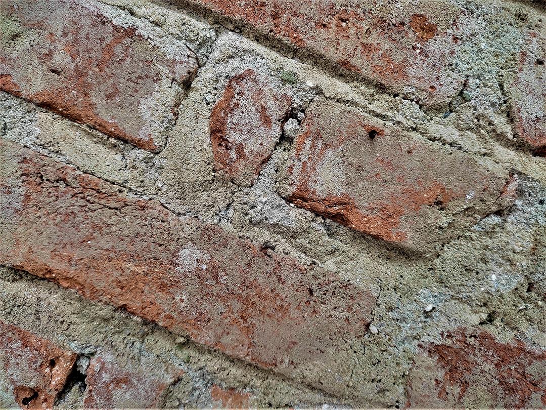 Tijolo de barro velho rachado casa