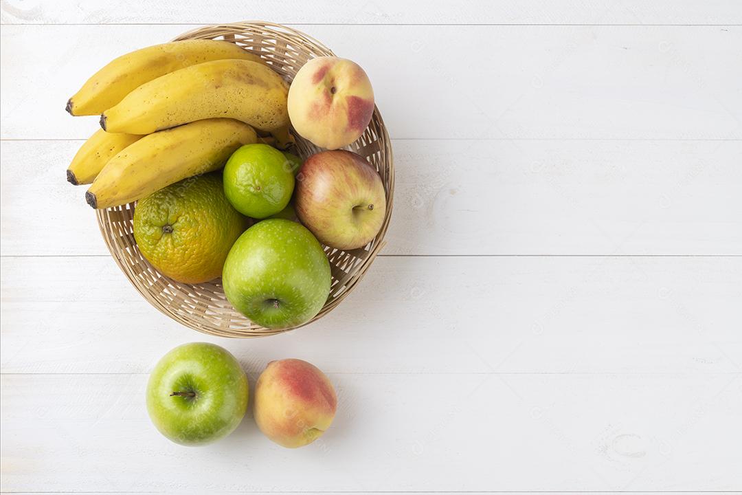 Frutas em uma cesta sobre a mesa