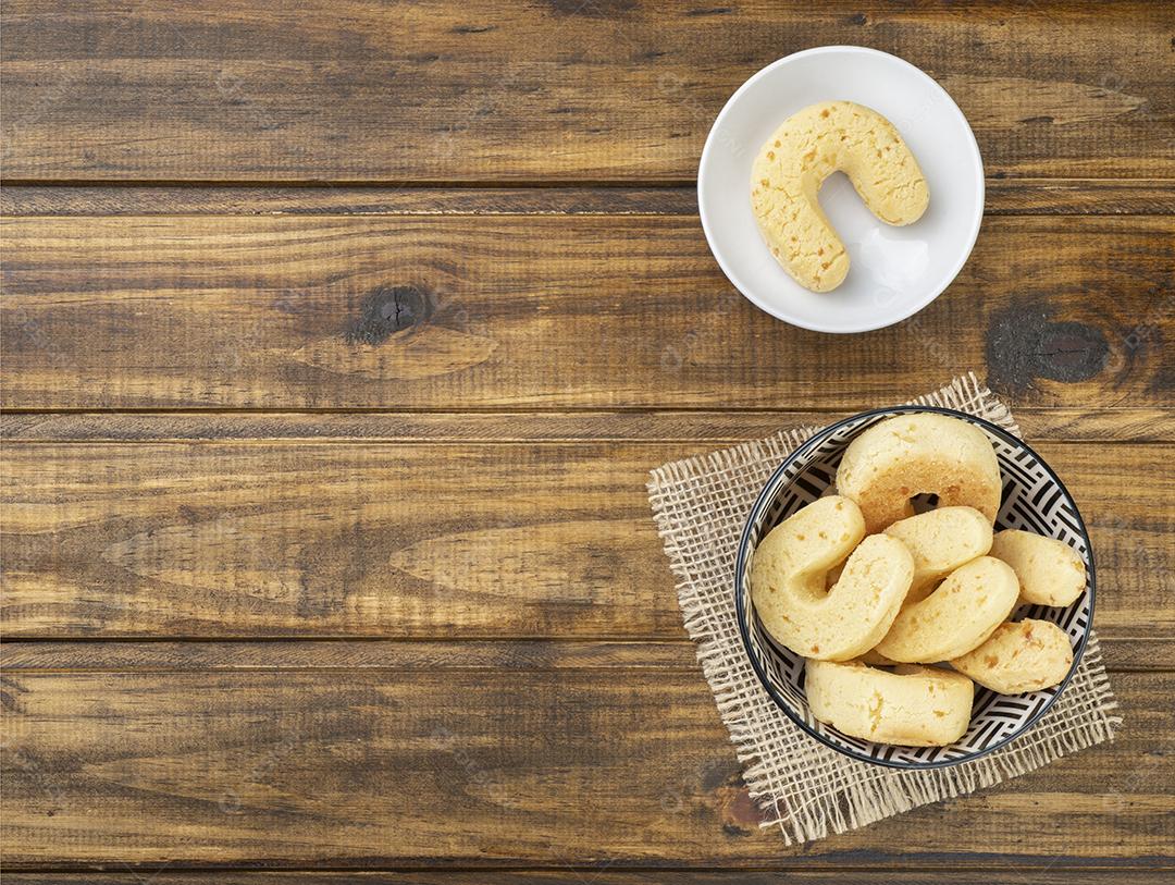 Chipas, pão de queijo típico da América do Sul em uma tigela