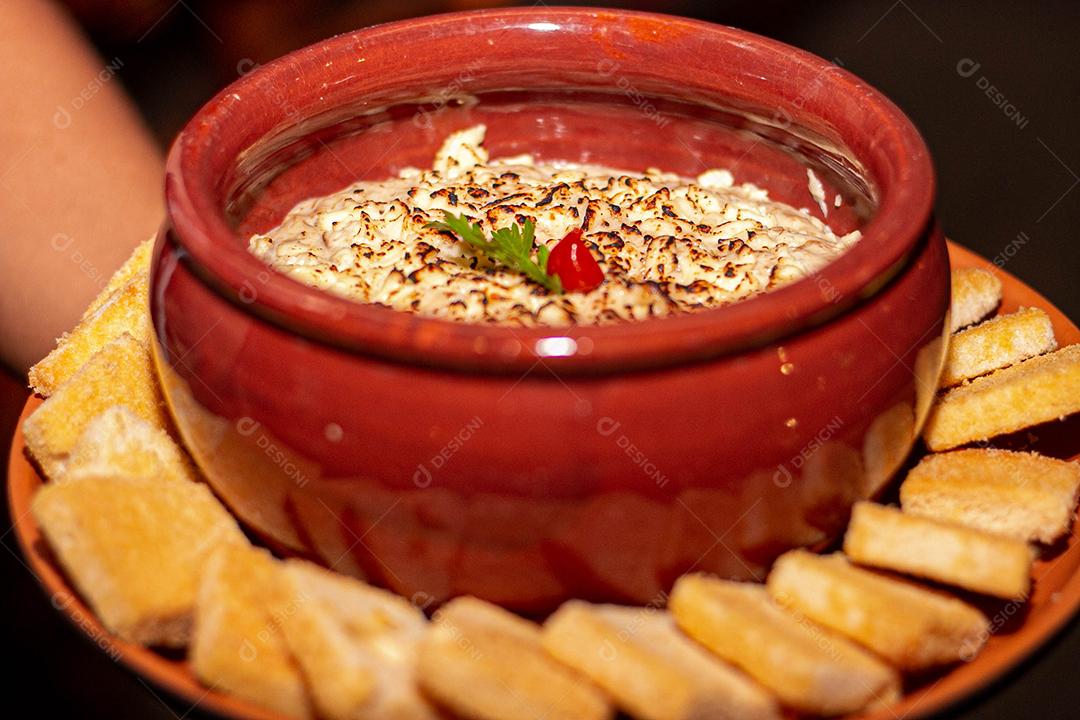 Tigela de argila em prato com massas