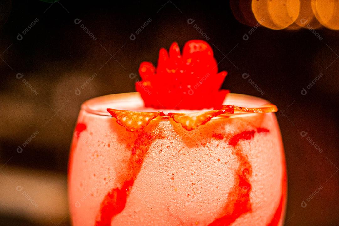 Coquetel de morango bebida alcoólica