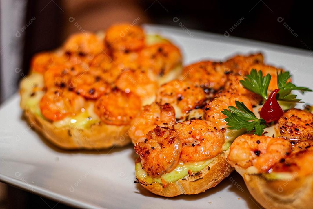 Canapé de camarão com Guacamole