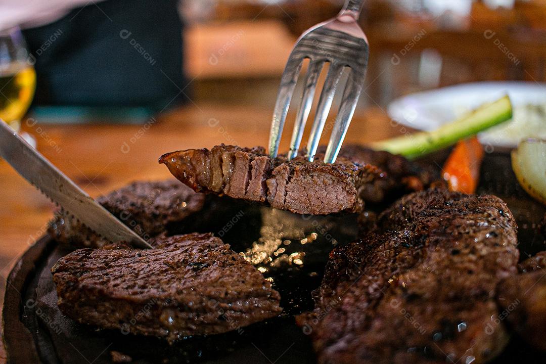 Garfo retirando delicioso pedaço de carne