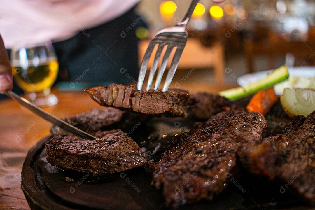 Garfo retirando delicioso pedaço de carne