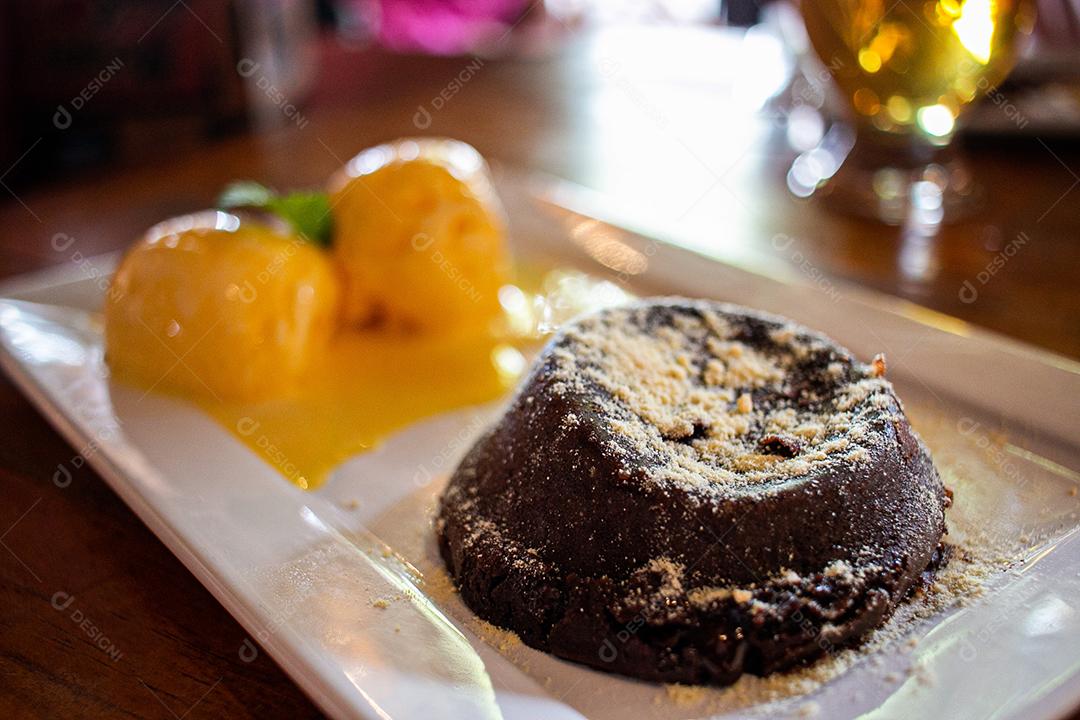 Bolo de chocolate preto em vasilha branca