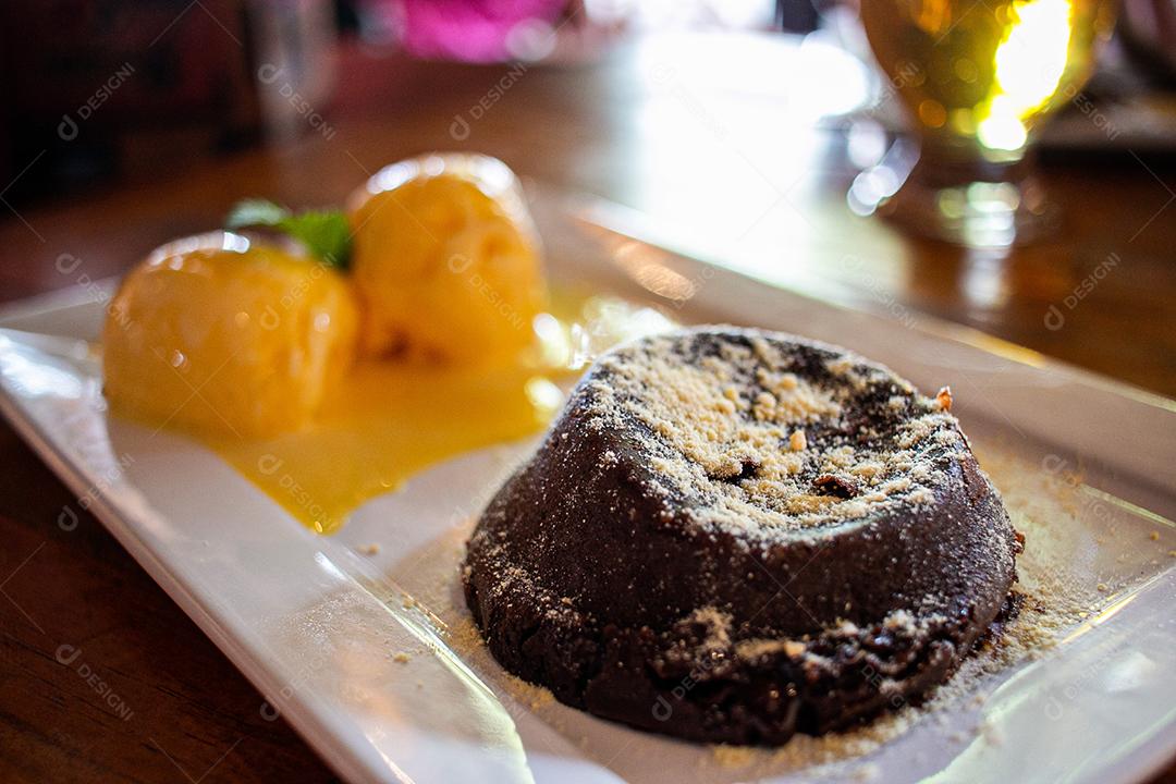 Bolo de chocolate preto em vasilha branca
