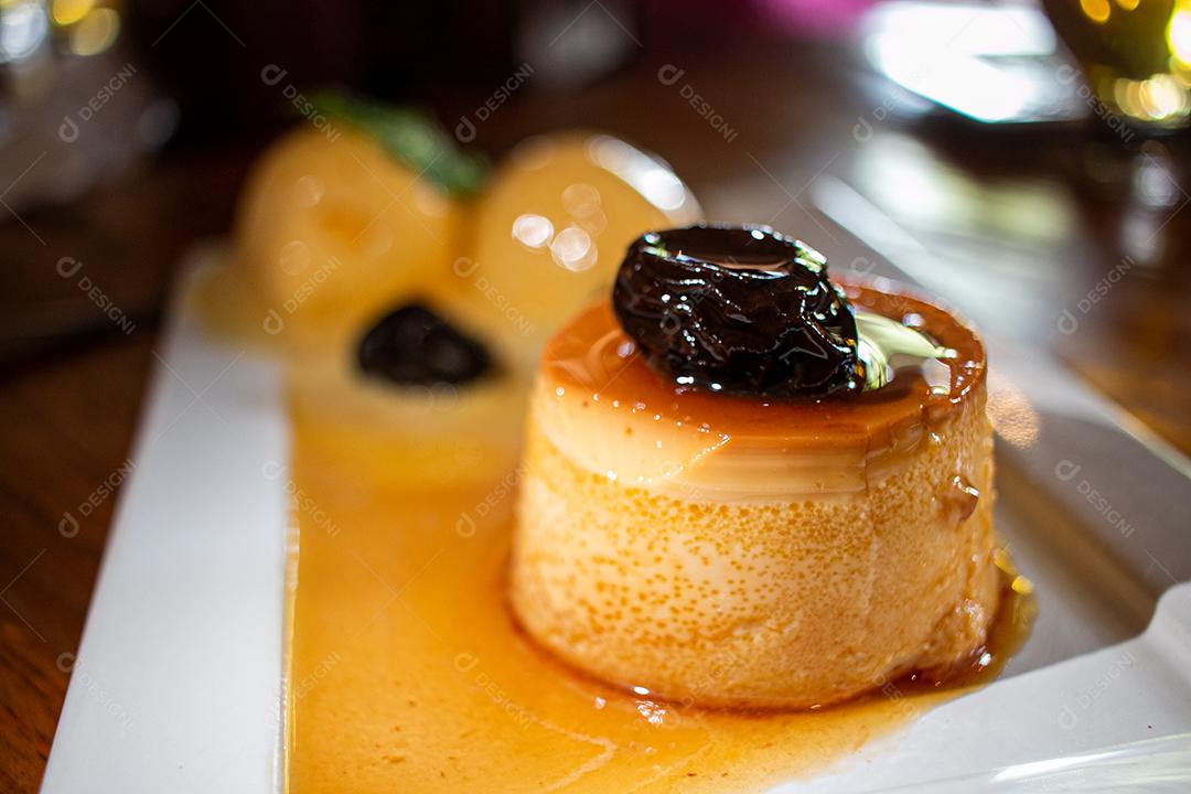 Pudim de leite condensado e ameixa sobremesa brasileira