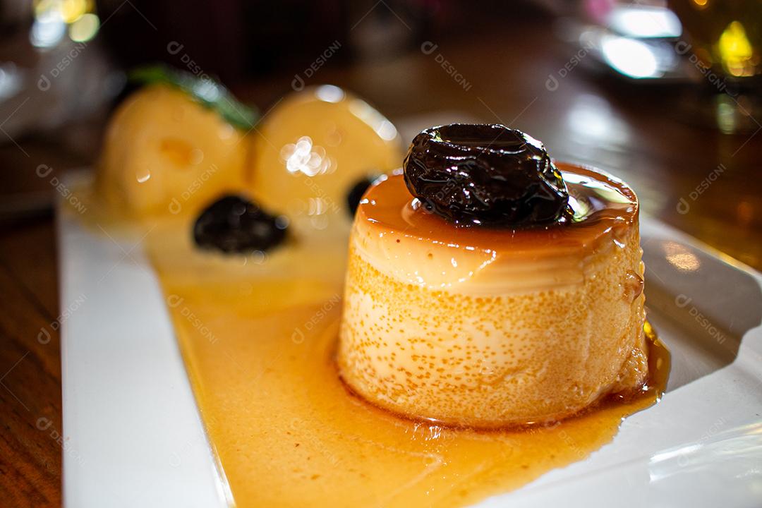 Pudim de leite condensado e ameixa sobremesa brasileira
