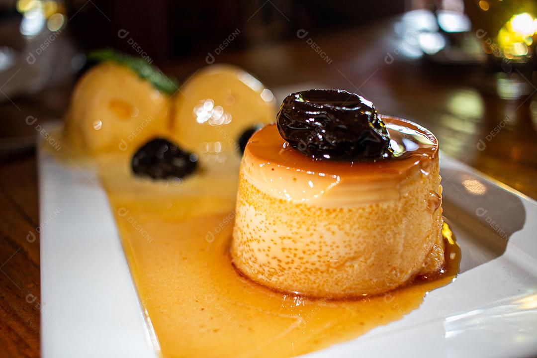Pudim de leite condensado e ameixa sobremesa brasileira