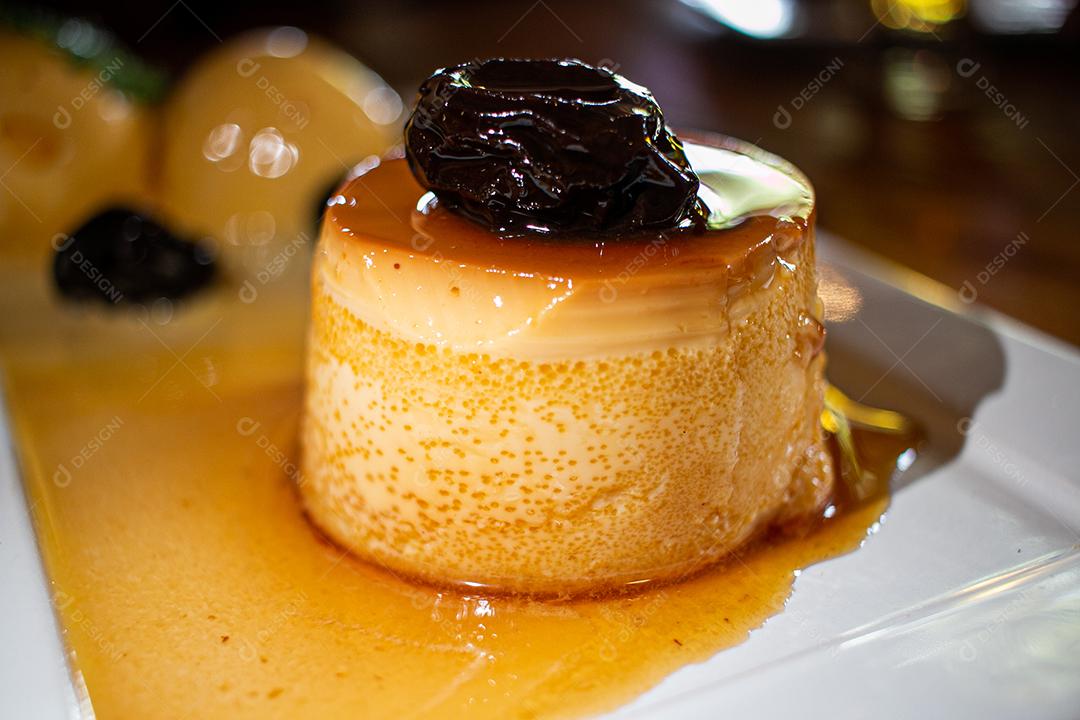 Pudim de leite condensado e ameixa sobremesa brasileira