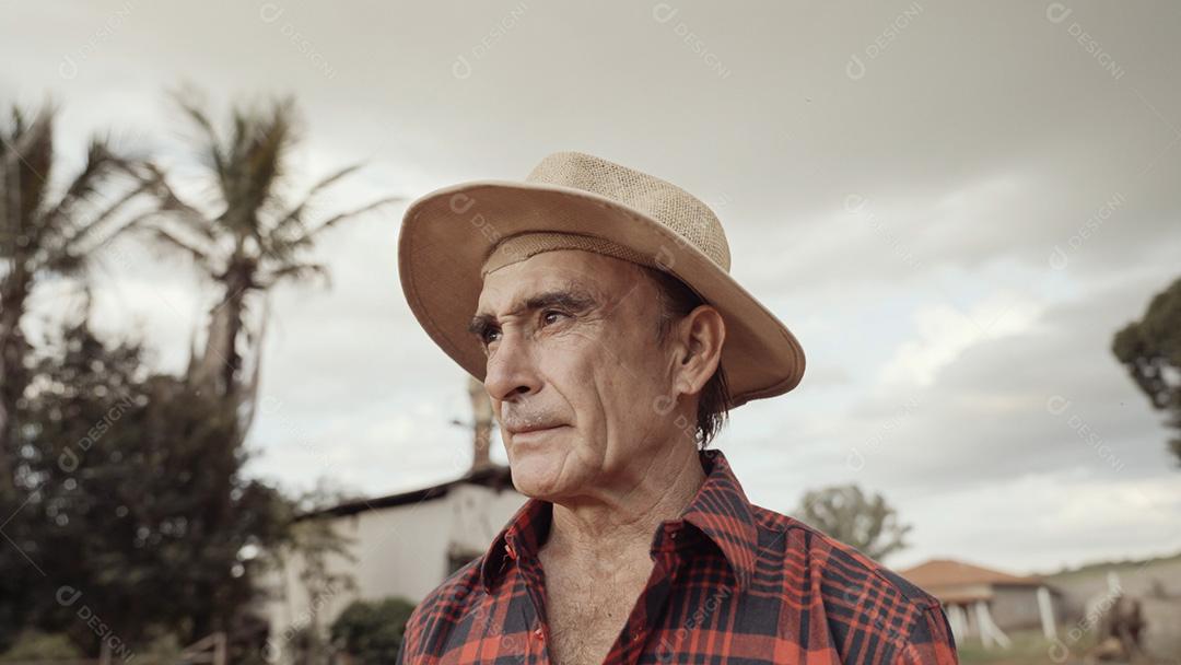 Homem agricultor latino na camisa casual na fazenda na fazenda bac